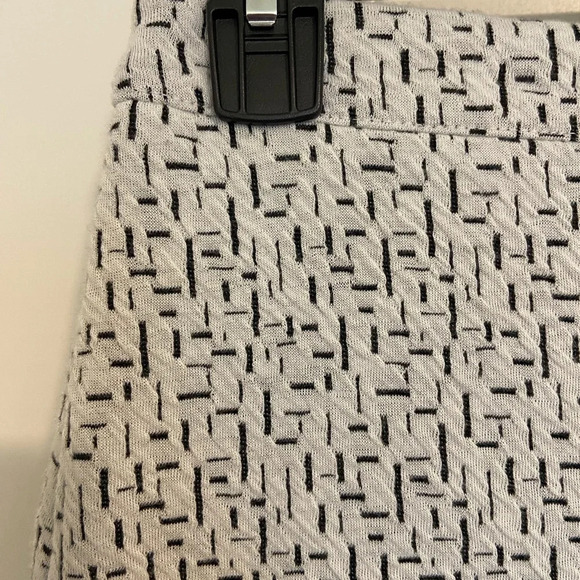 EUC | LOFT women’s stretch material miniskirt — size 8 - Picture 2 of 7